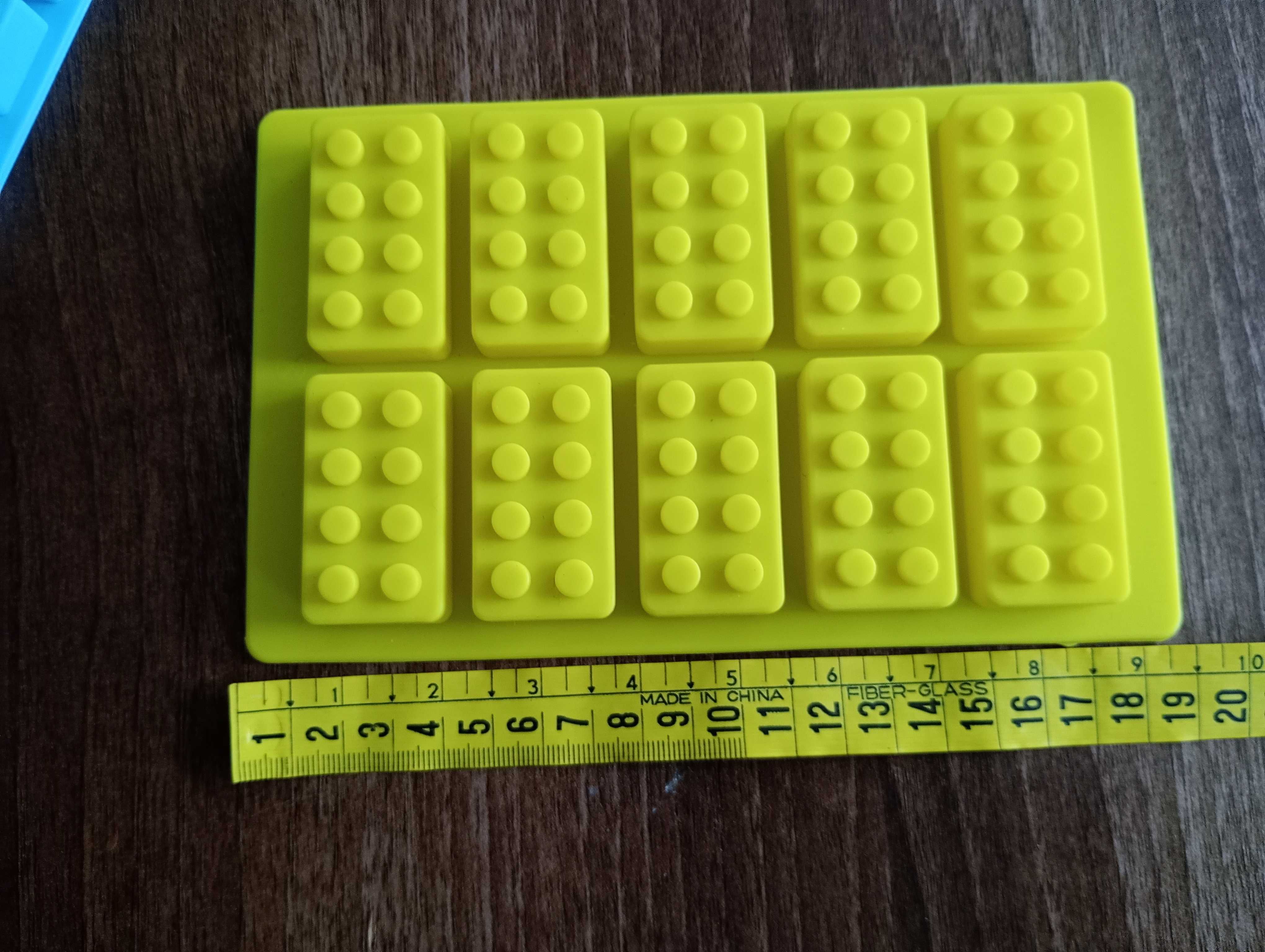 Zestaw trzech foremek silikonowych do masy cukrowej LEGO