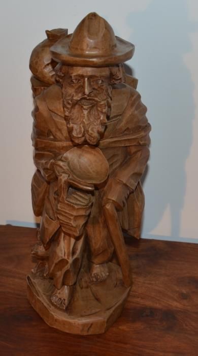 Estatueta esculpida em Madeira Maciça – Velho Mendigo
