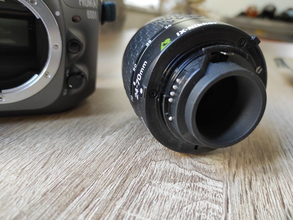 Máquina fotográfica Nikon Pronea 600i com objectiva Nikkor 24-70mm
