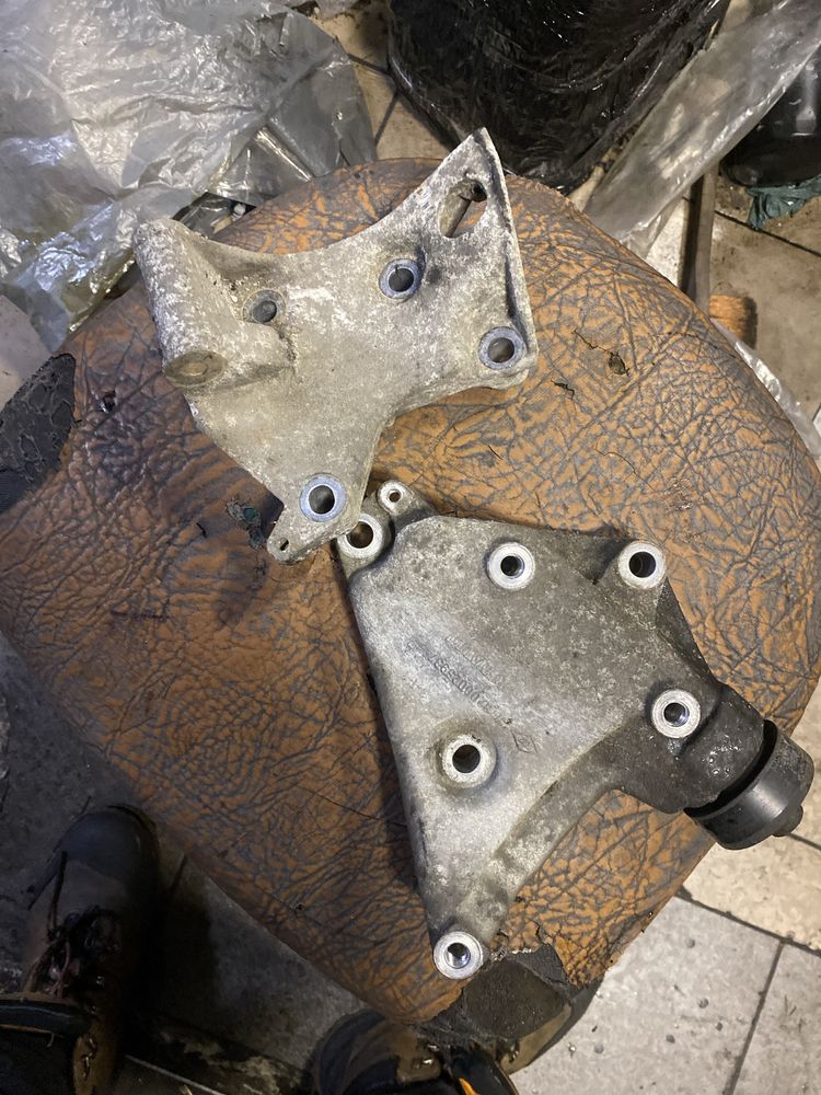 Uchwyt, mocowanie kompresora klimy, alternatora Renault Clio2, 1.2 ,