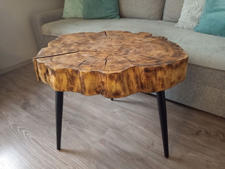 Stolik z plastra drewna. Wiąz opalany .62x55cm.