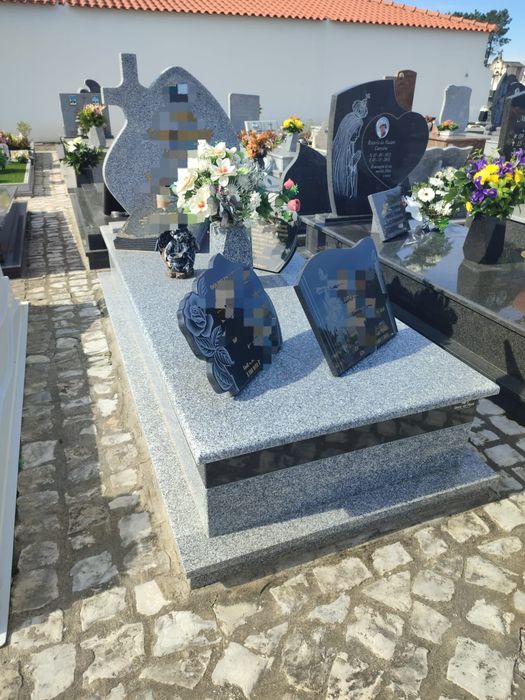 Campas, túmulos, lápides, jarras, lanternas. Tudo em pedra