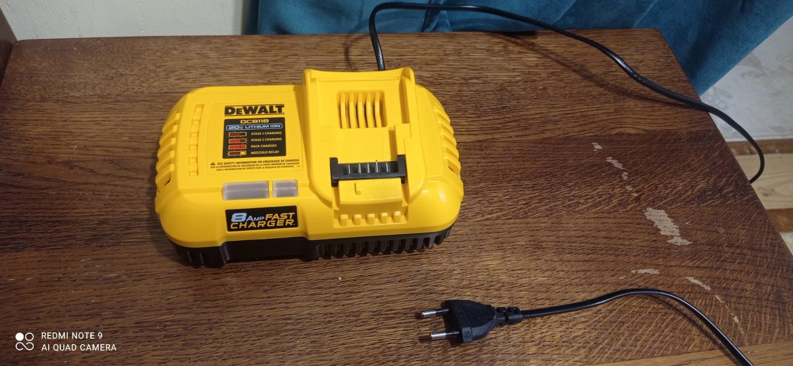 Оригінальний зарядний пристрій DeWalt DCB118