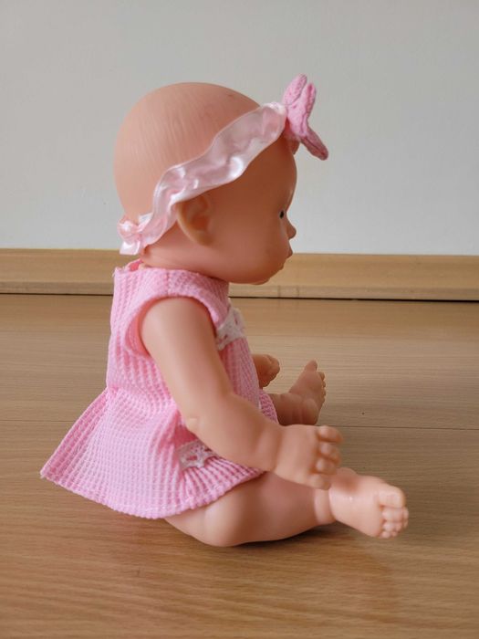 Laleczka Dorotka śpiewająca i mówiąca w języku polskim.