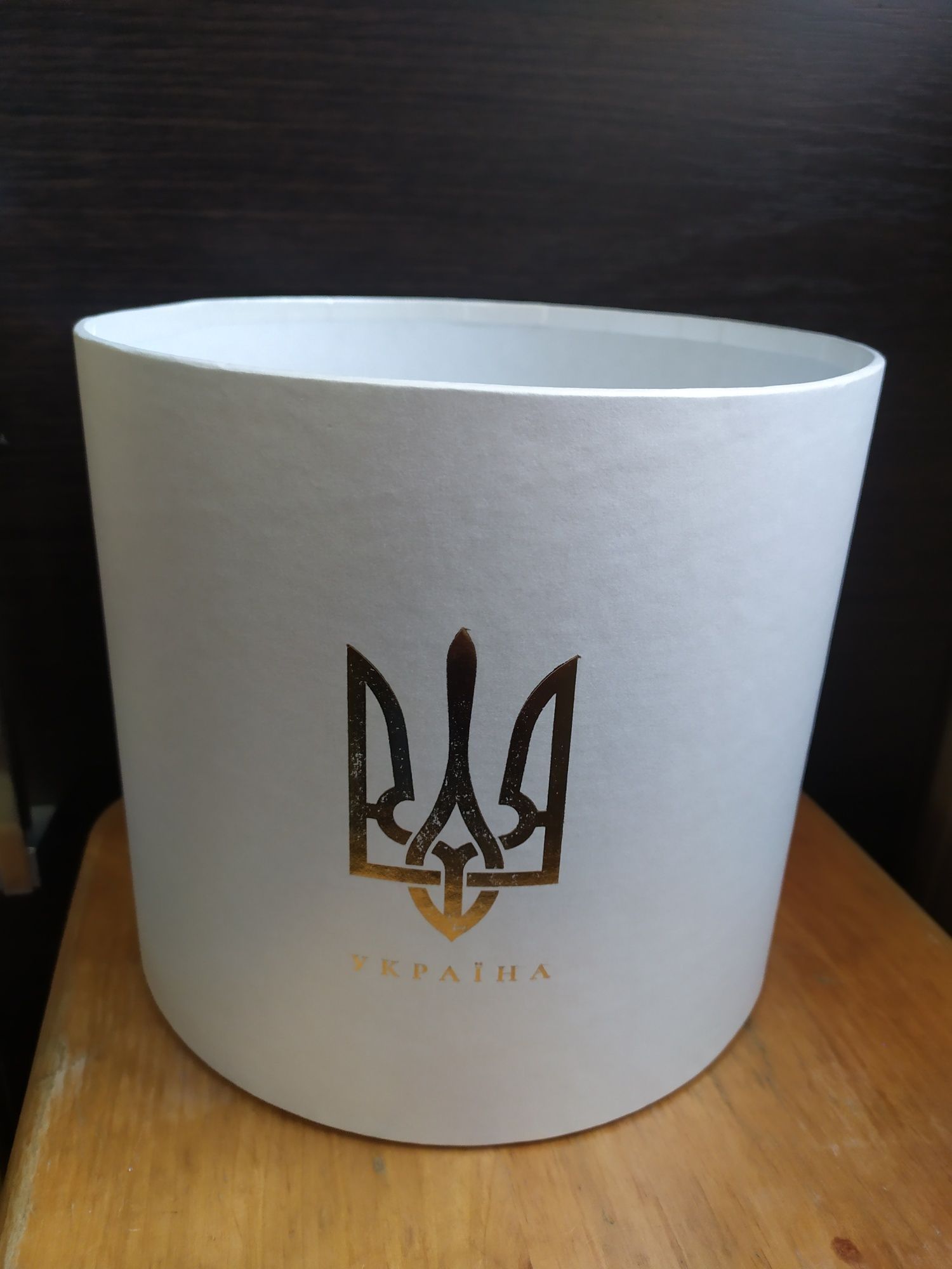 Шляпна коробка з гербрм. Коробка для квітів