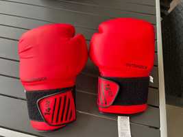 Saco de boxe com luvas