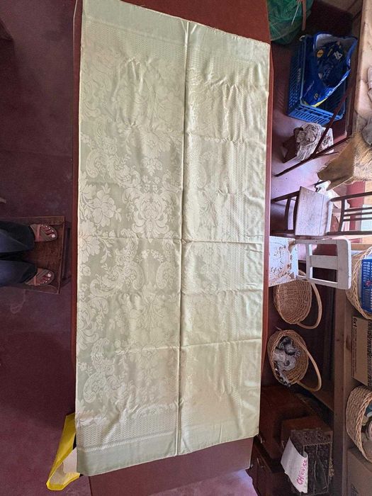 Várias colchas de damasco do século passado