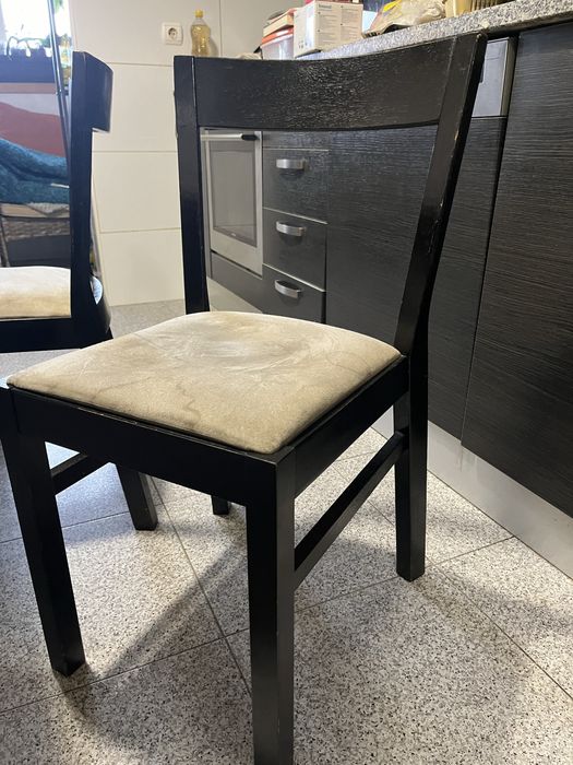 Mesa de cozinha em madeira.