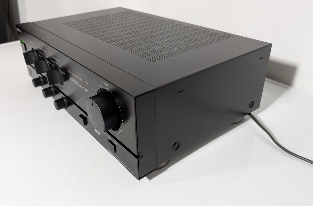 Підсилювч Sony TA-F220, має 80 Вт/канал/транзисторний/4-16 Ом/Японія