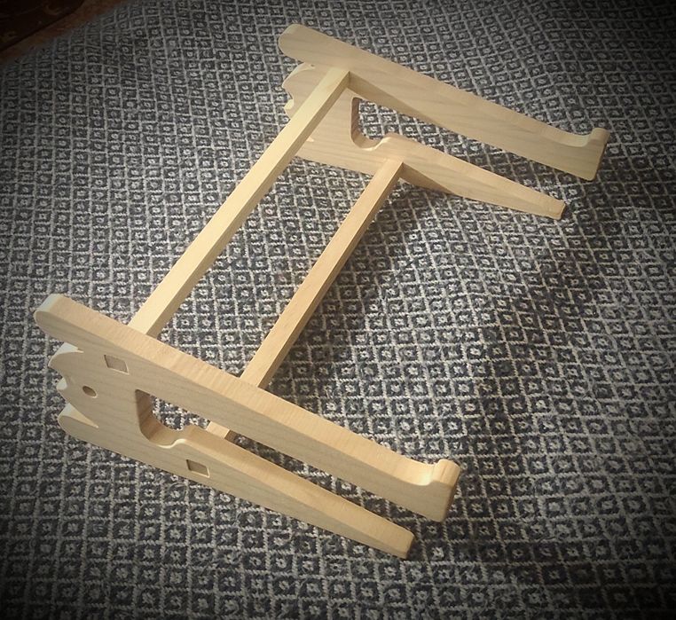 Універсальна дерев’яна підставка для ноутбука