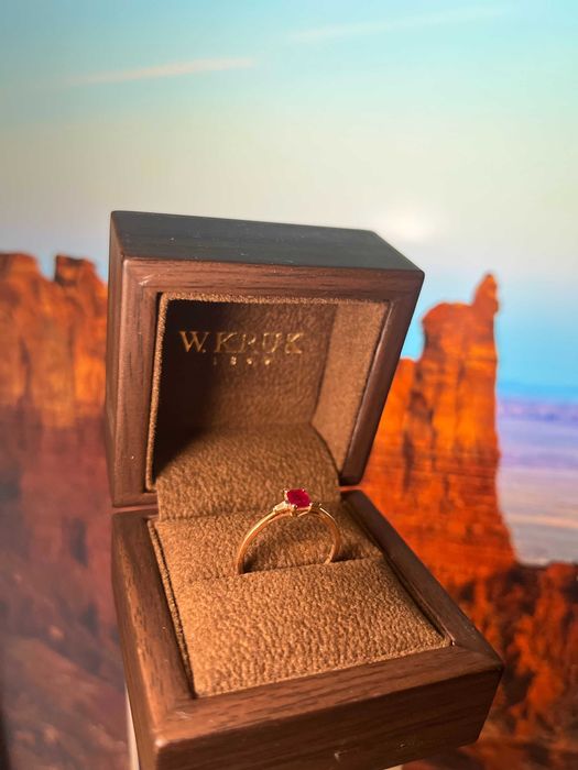 Elegancki Złoty Pierścionek z Rubinem i diamentami W.KRUK