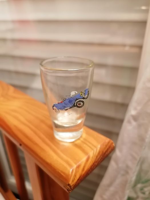 2 copinhos com imagem de carros antigos