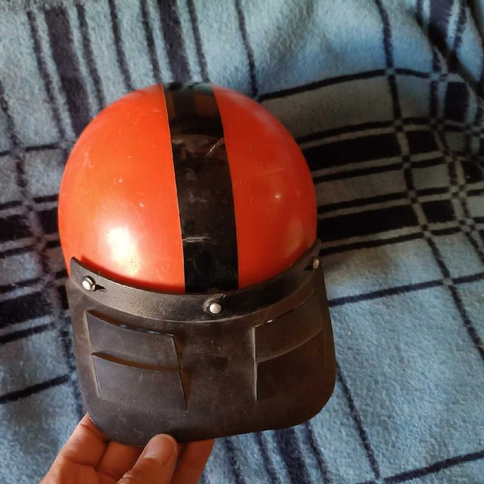 Kask Orzeszek z epoki PRL-u