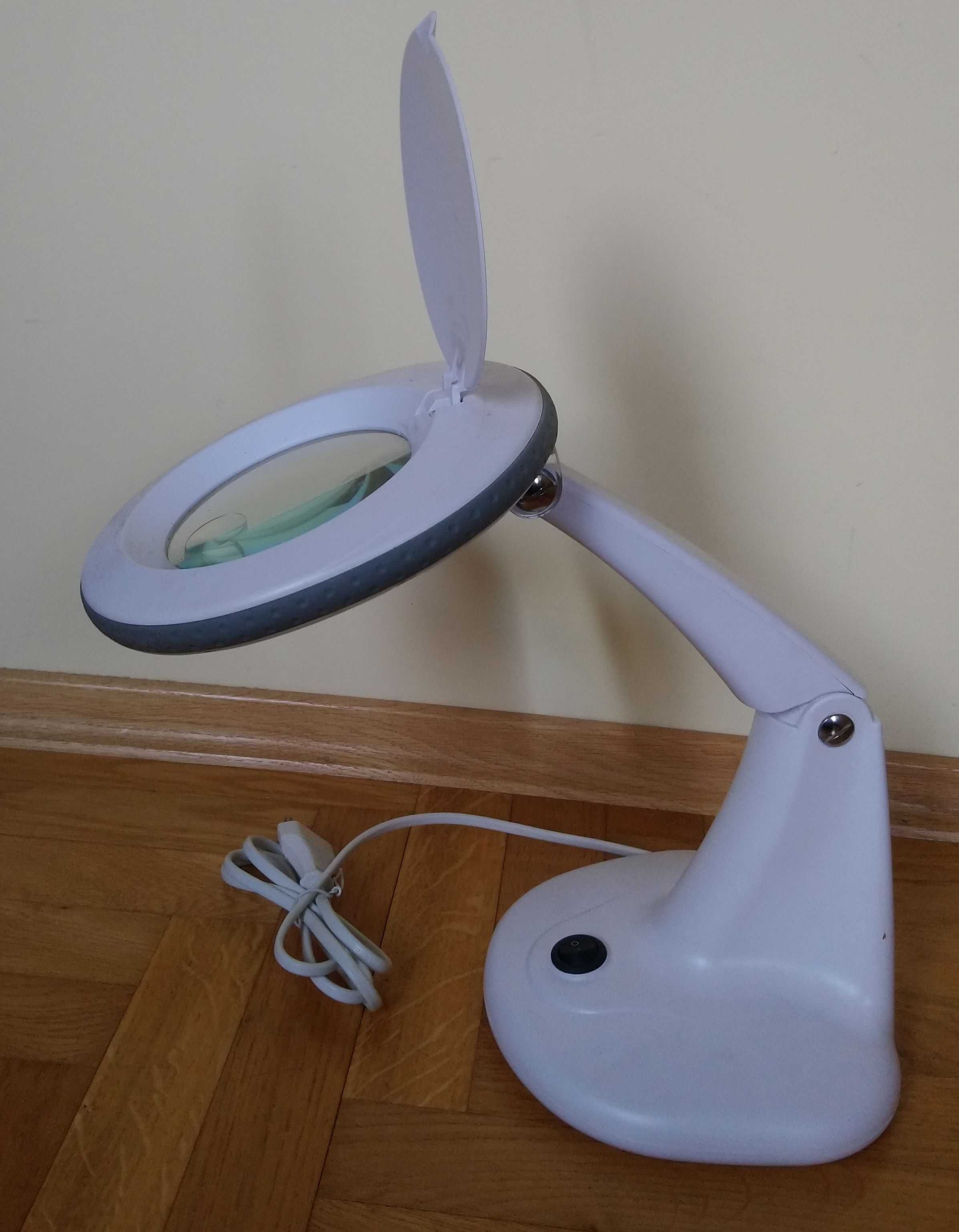 Lampa LED ze szkłem powiększającym