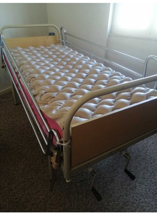 Cama manual articulada, com colchão anti escaras