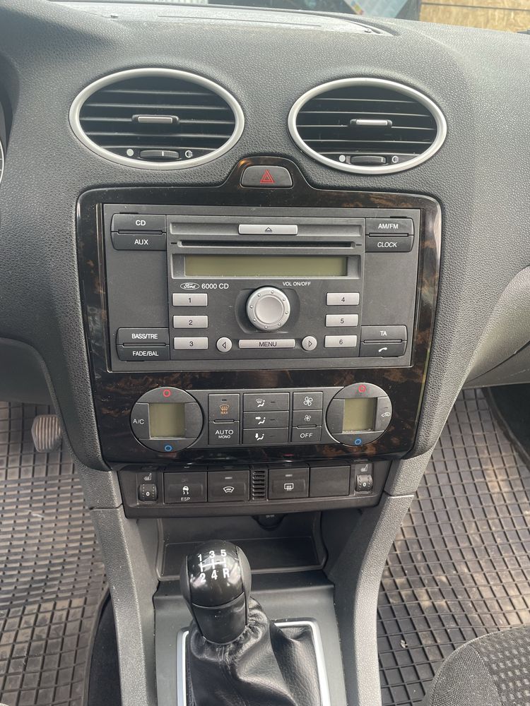 Ford Focus MK2 1.6 benzyna 100KM sedan GHIA