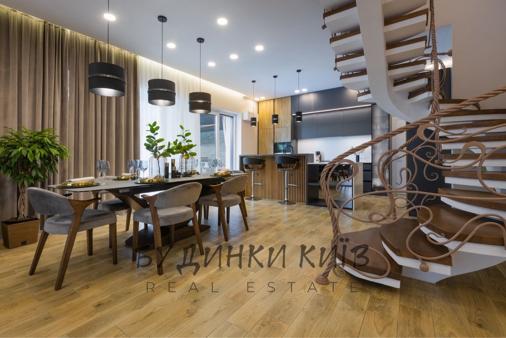 Продаж будинку з дизайнерським ремонтом в м. Київ  ( Чайка )