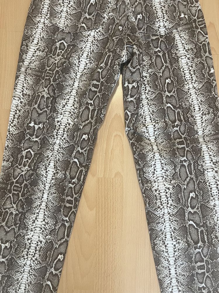 Wężowe spodnie Pull&Bear mom fit rozmiar 36