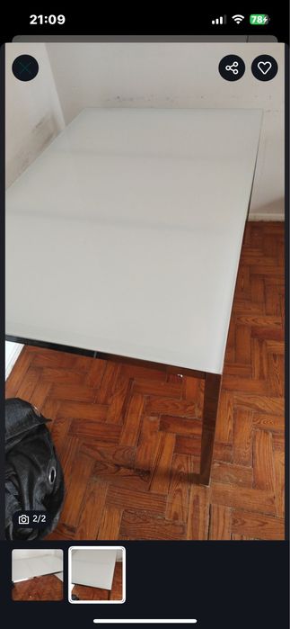 Mesa de jantar de vidro branco e sistento de metais