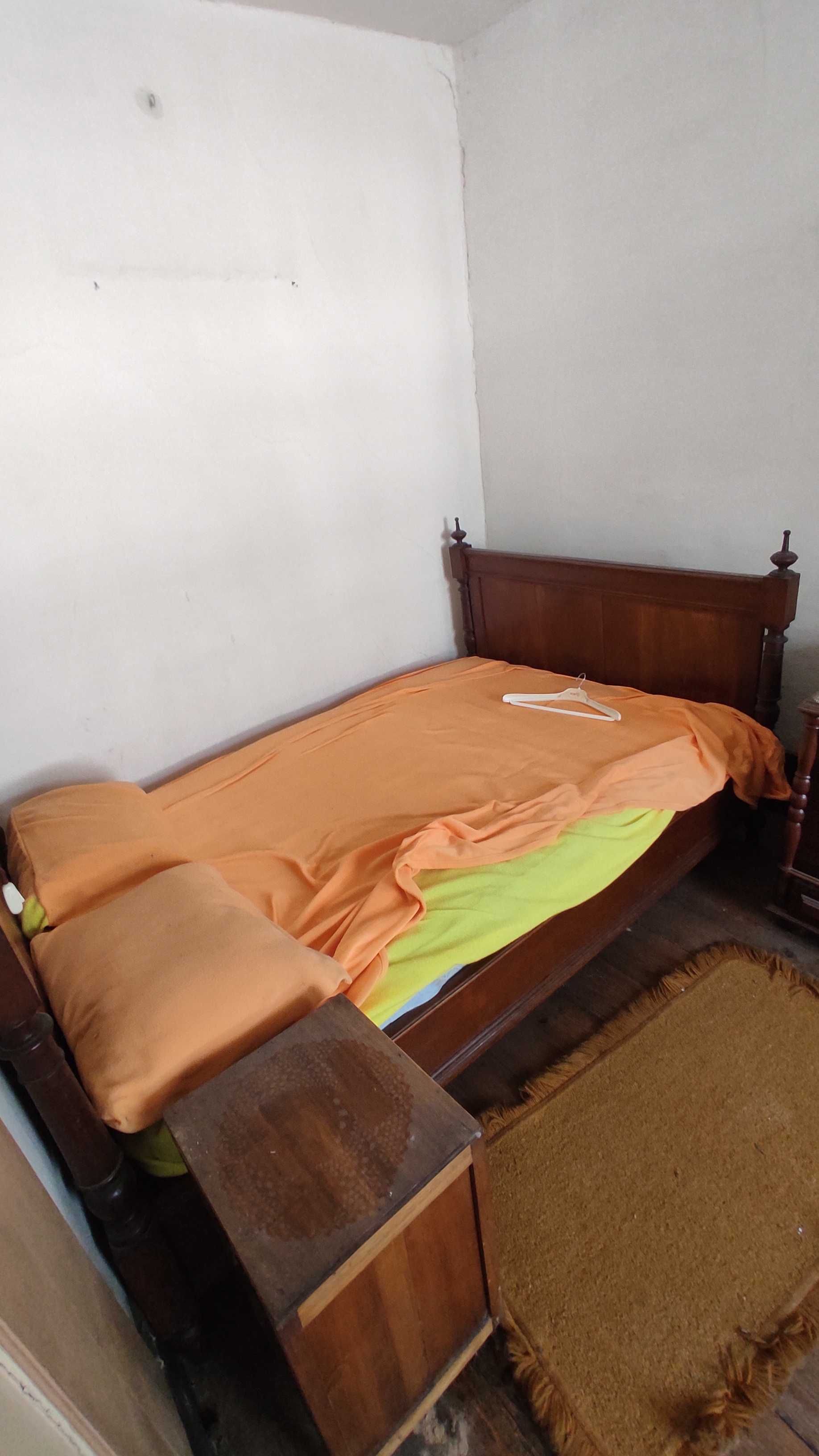 Cama antiga em madeira.