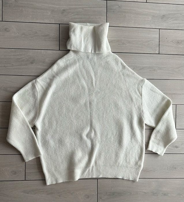 Теплий взязаний білий светр гольф