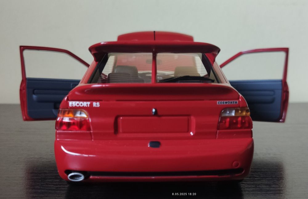 Ford Escort Cosworth 1:18 rok 1992 Minichamps