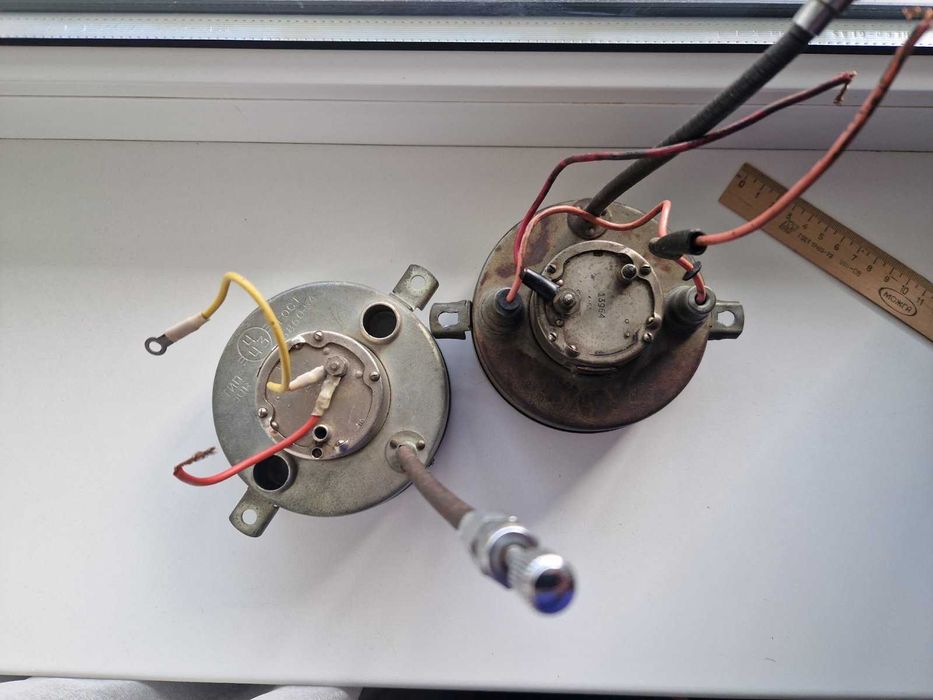 Часы автомобильные Газ Волга победа не рабочие  пара