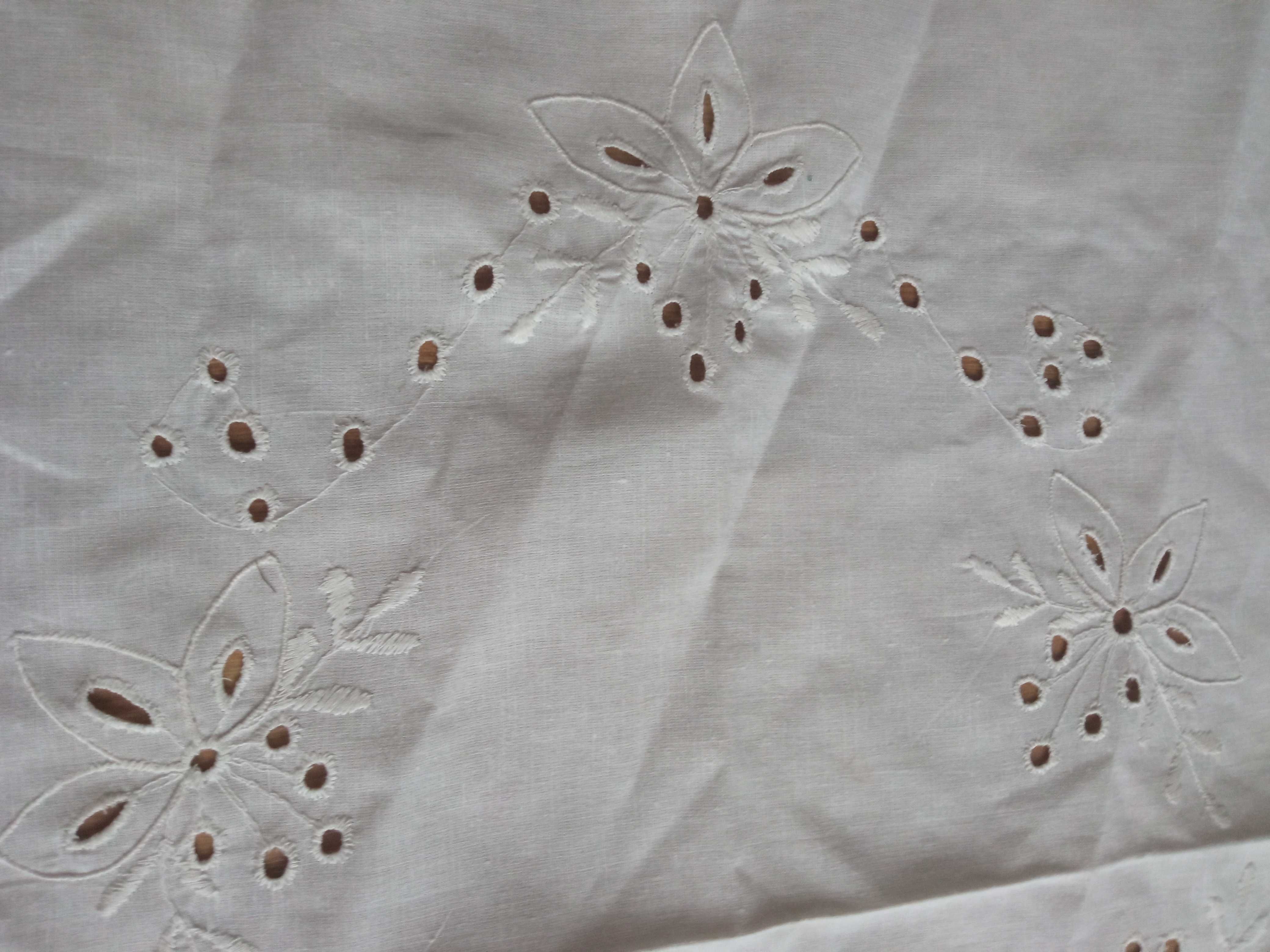 Biały obrus haftowany materiałowy 150 x 105 cm