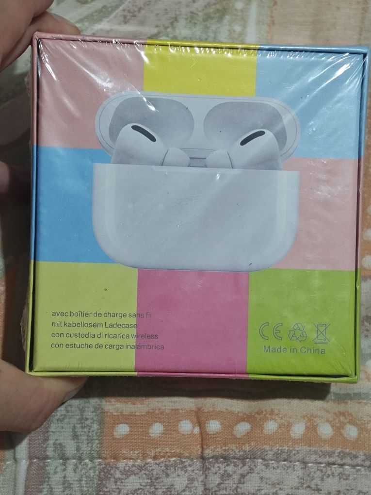 Earbuds selados.