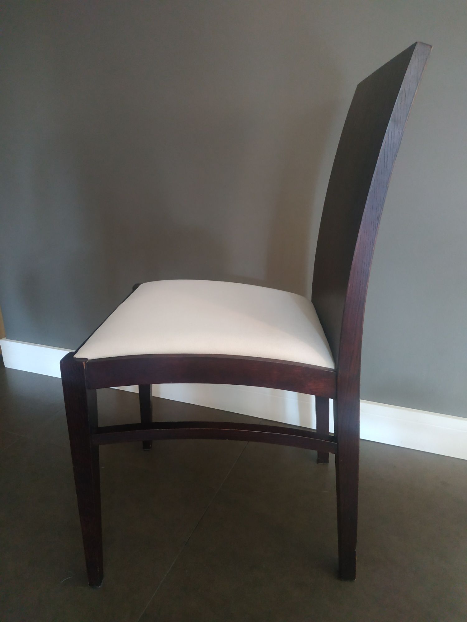 Stół drewniany i 6 krzeseł Paged