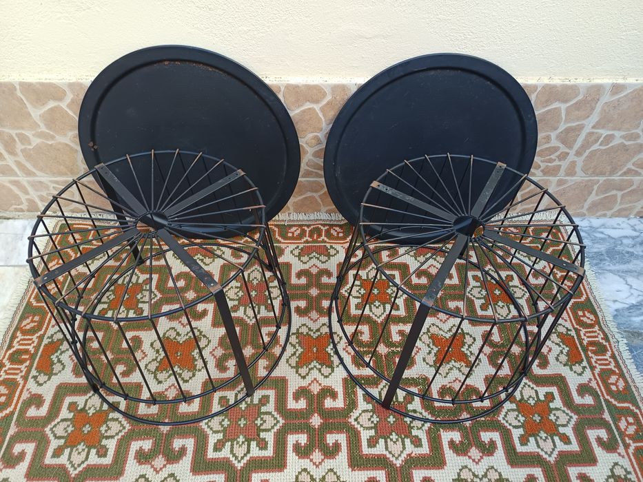 2 mesas de apoio com arrumação do IKEA