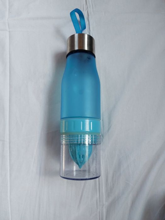 Sprzedam butelkę na wodę z cytryną