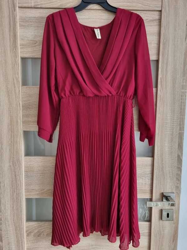 Przepiękna burgundowa plisowana sukienka