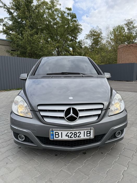 Mercedes b180.