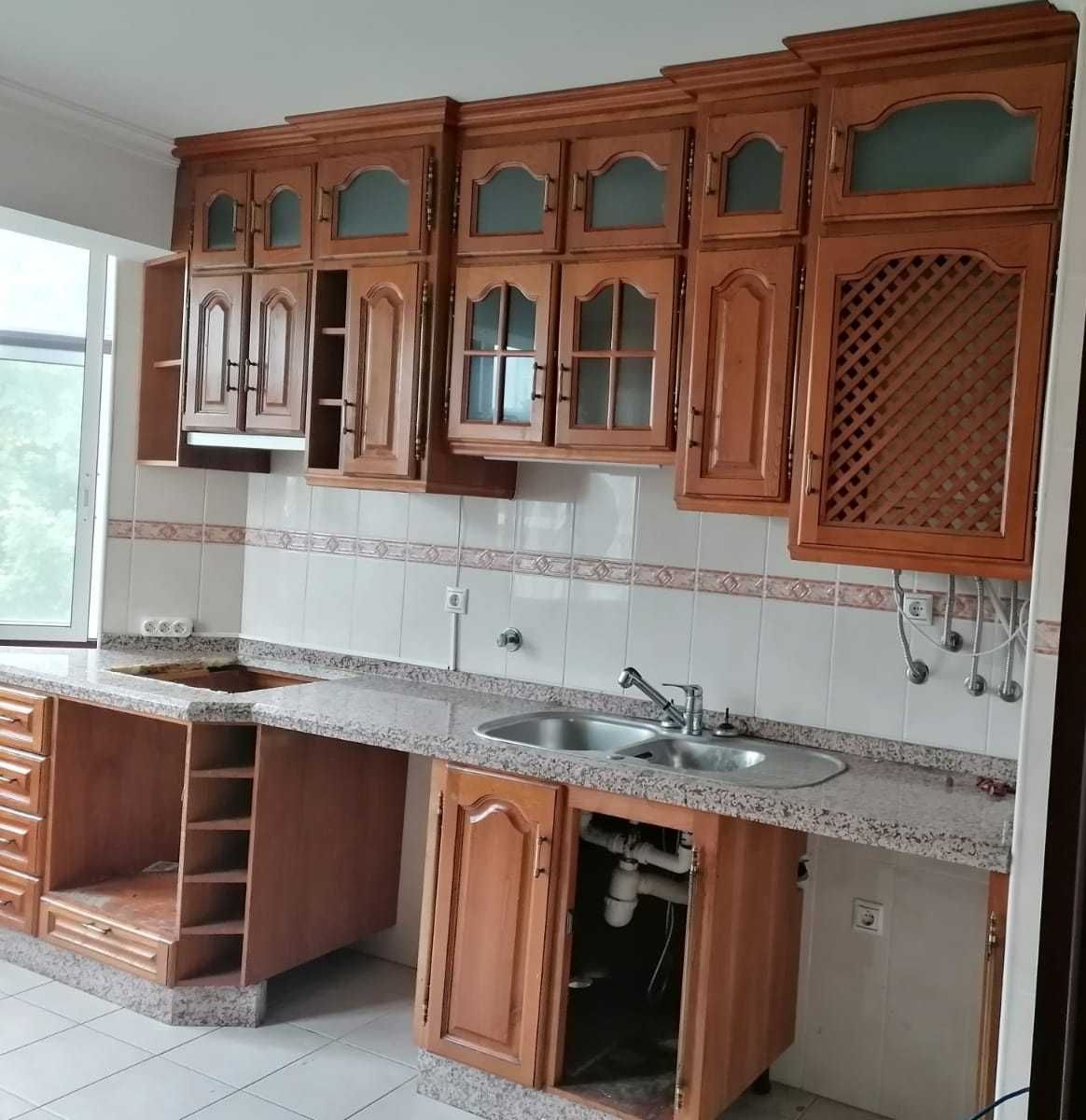 Vendo cozinha em madeira de castanho