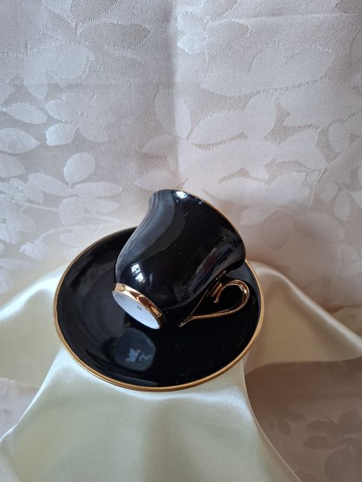 Porcelanowa filiżanka ze złotym środkiem.