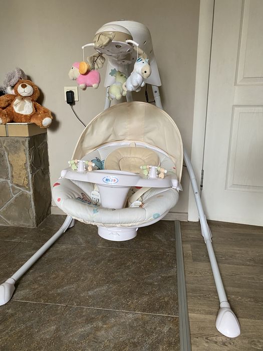 Шезлонг, электрокачели, укачивающий центр, заколисуючий центр.