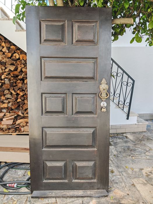 Porta de Madeira Maciça com Detalhes Clássicos