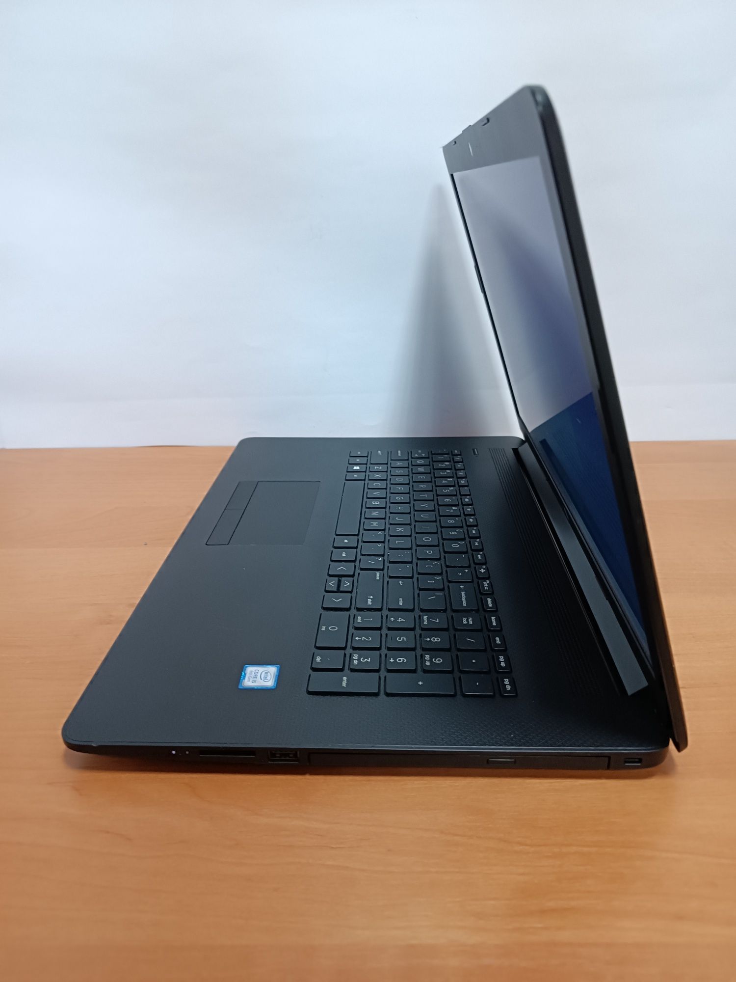 Ноутбук Тонкий HP 17 17.3" i5 8265 8 по 3.9Ghz 8GB D4 SSD 256GB