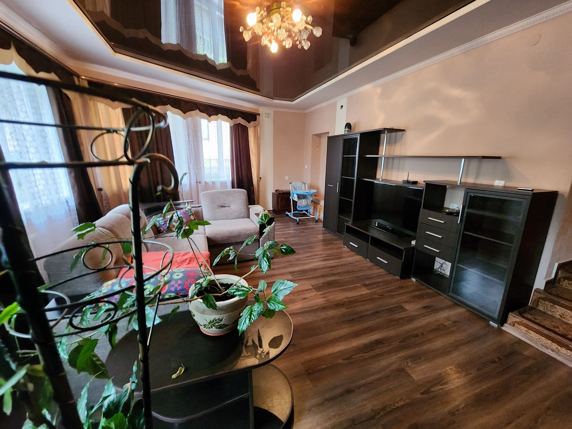 Продам велику 2 кімнатну квартиру в місті Тисмениця 97м2