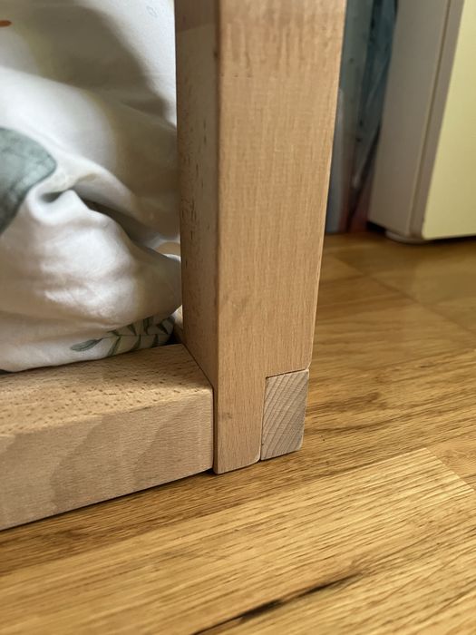 Cama tipo Montessori em madeira natural