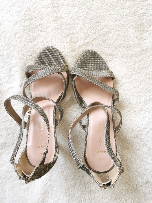 Nowe piękne stylowe sandały na szpilce 40