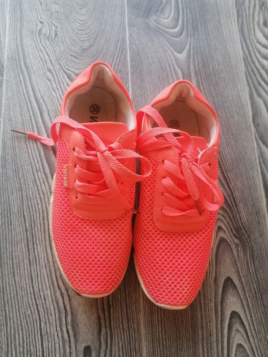 кросівки жіночі 38 розмір