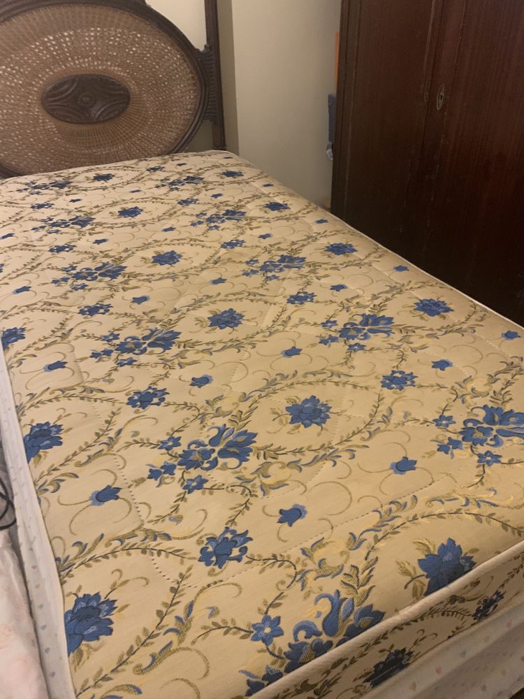 Cama estilo Luís XV com colchão