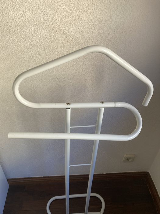Cabide de pé alto