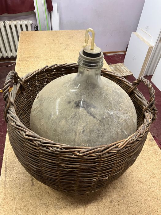 Gąsior na wino w koszu wiklinowym