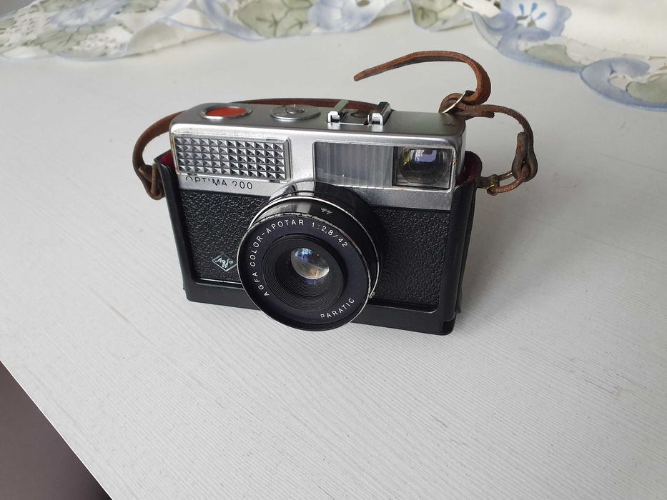 Stary zabytkowy aparat fotograficzny na klisze AGFA optima 200