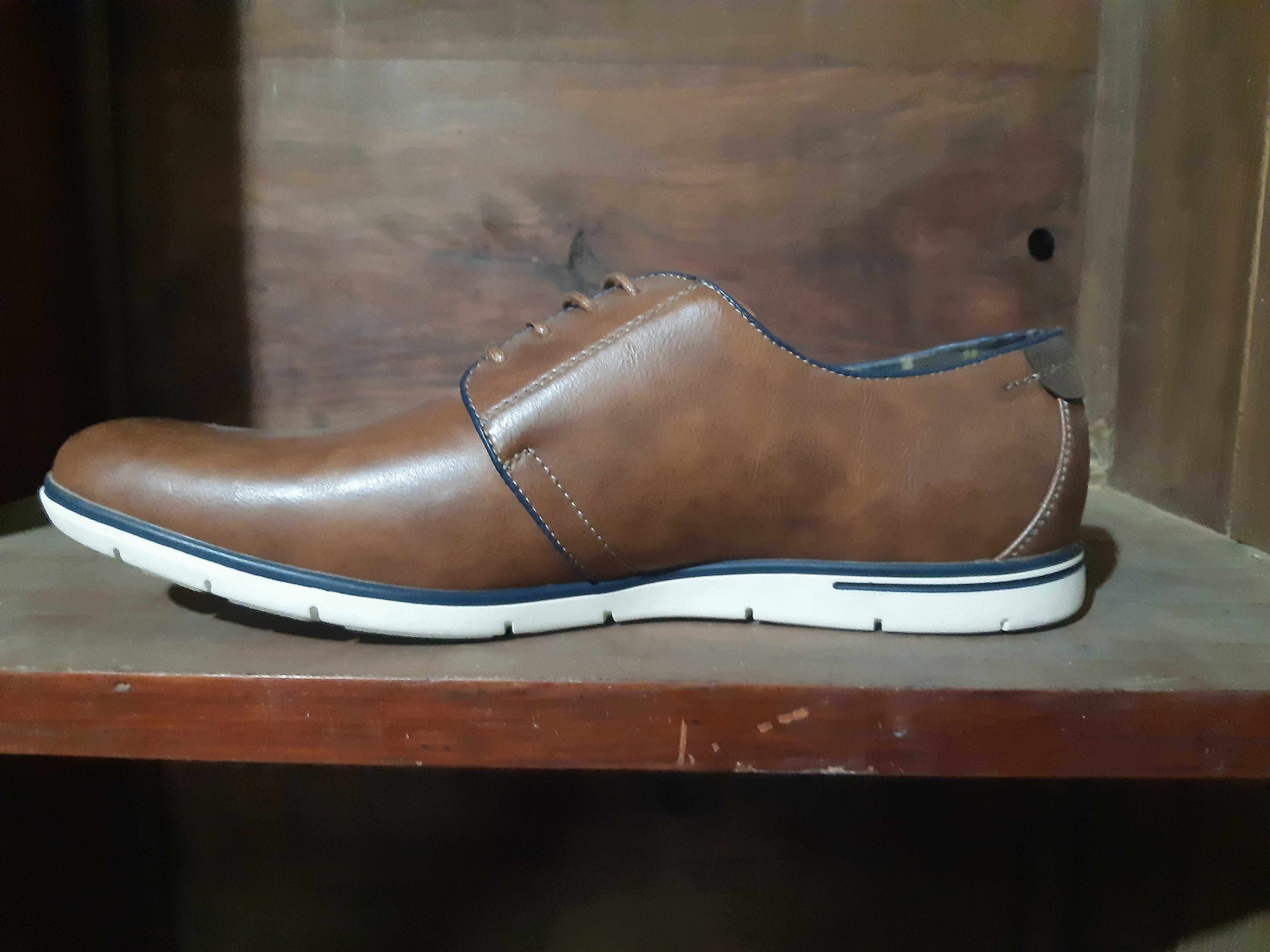 Sapatos de homem novos