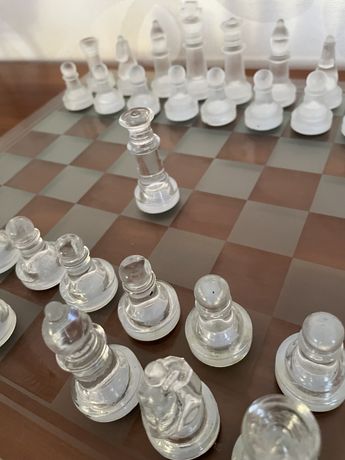 Jogo xadrez com tabuleiro em cristal completamente novo