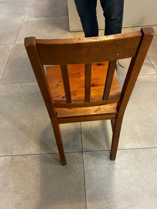 Sprzedam 20 drewnianych krzeseł IKEA, kolor „Douglas”.
Cena: 25 zł za